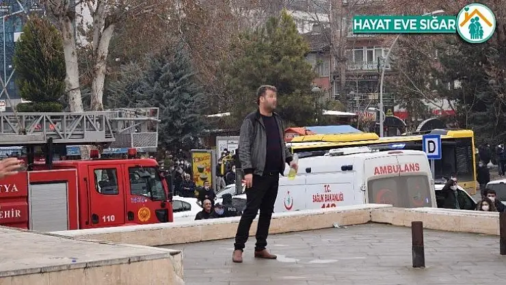 15 Temmuz Meydanı'nda kendini yakmaya çalıştı, polis ikna etti