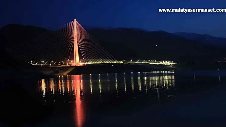 16 şehri birbirine bağlayan Kömürhan Köprüsü ışıklandırmasıyla görsel şölen sunuyor