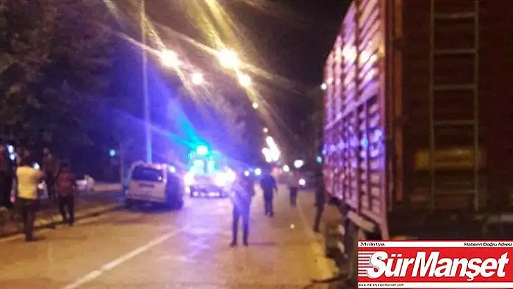 16 yaşındaki ehliyetsiz sürücü önce tıra sonra refüje çarptı