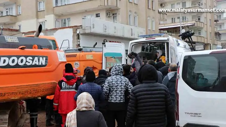 16 yaşındaki kız 29 saat sonra enkazdan sağ çıkarıldı