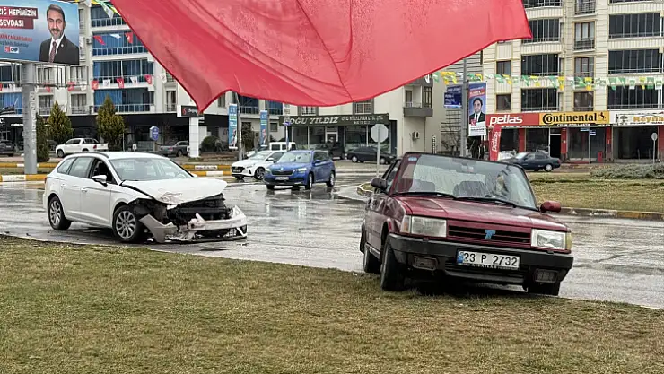 2 Otomobil Çarpıştı, 4 Kişi Yaralandı