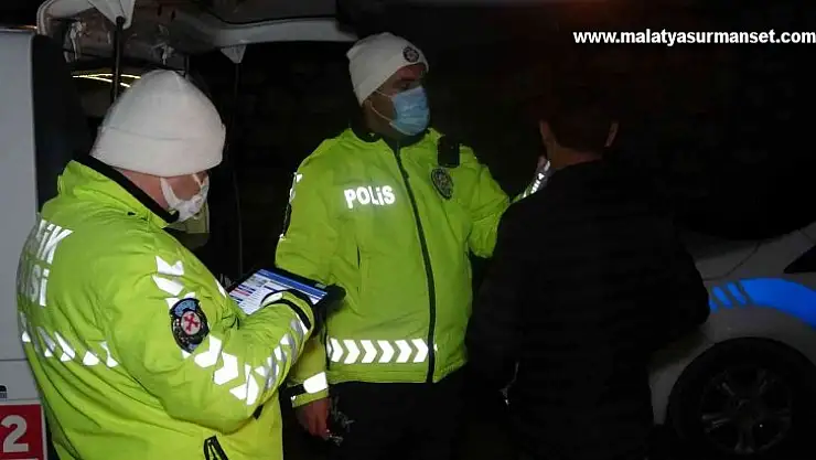 2 suçtan aranan şüpheli, trafik ekiplerince kıskıvrak yakalandı