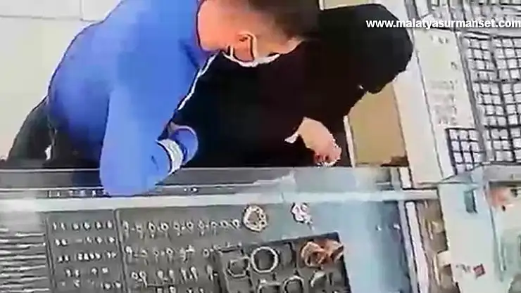 20 dakika kuyumcuyu oyalayıp, 50 bin TL'lik hasır bileziği çaldılar