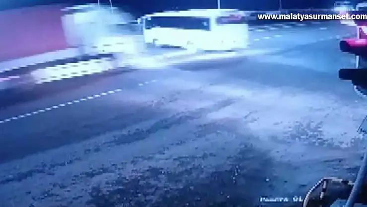 20 kişinin yaralandığı trafik kazası güvenlik kamerasına yansıdı