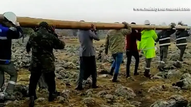 200 kiloluk elektrik direğini sırtlarında taşıyarak arızayı giderdi