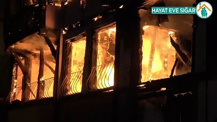 200 yıllık bina cayır cayır yandı, vatandaşlar sokağa döküldü