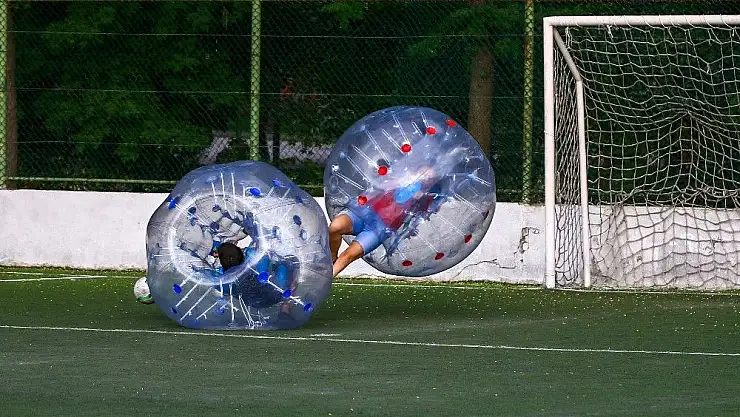 Başkentlilerin balon futbolu keyfi
