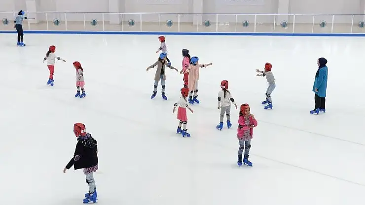 Karacaörenli çocukların buz keyfi