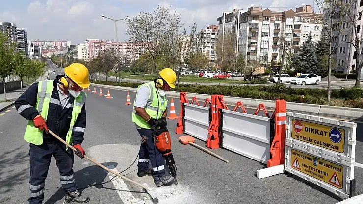 Ankara Büyükşehir Belediyesi cadde ve sokaklardaki beton kalıntılarını temizliyor