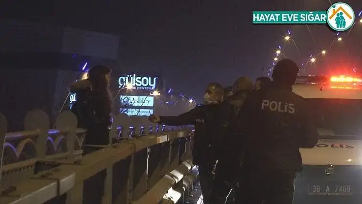 22 yaşındaki genç kızı atlamak istediği üst geçitten polis ekipleri indirdi