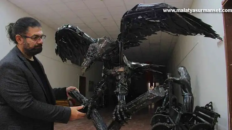 3 binden fazla atık malzemeyle 150 kiloluk dev kartal yaptı