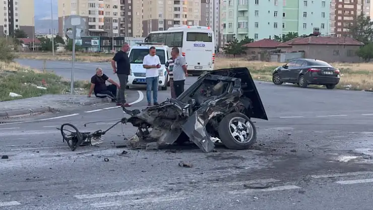 3 kişinin yaralandığı kazada otomobil ikiye ayrıldı