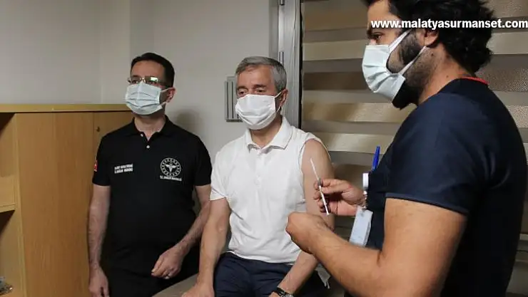 3'üncü doz aşısını yaptıran Gaziantep İl Sağlık Müdürü Tiryaki: 'Aşıdan başka çözüm yok'