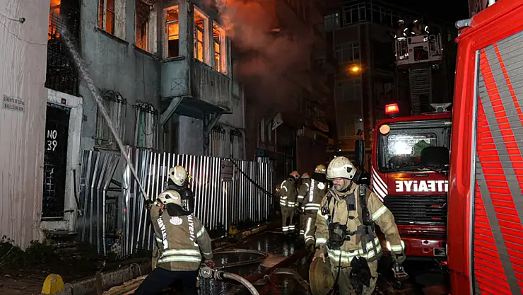 4 Katlı Binada Yangın 2 Kişi Yaşamını Yitirdi
