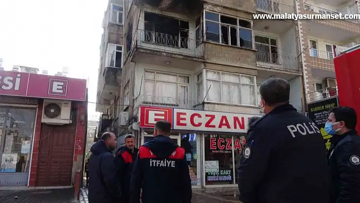 4 katlı binadan yükselen alevler korkuttu
