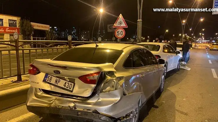 4 otomobil zincirleme kaza yaptı: 1 yaralı