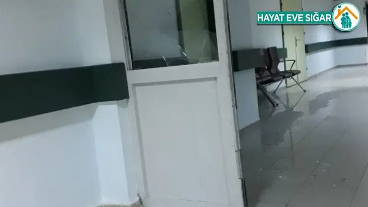 4 yaşındaki çocuk hayatını kaybetti, yakınları sağlık çalışanlarına saldırıp, hastaneyi savaş alanına çevirdi