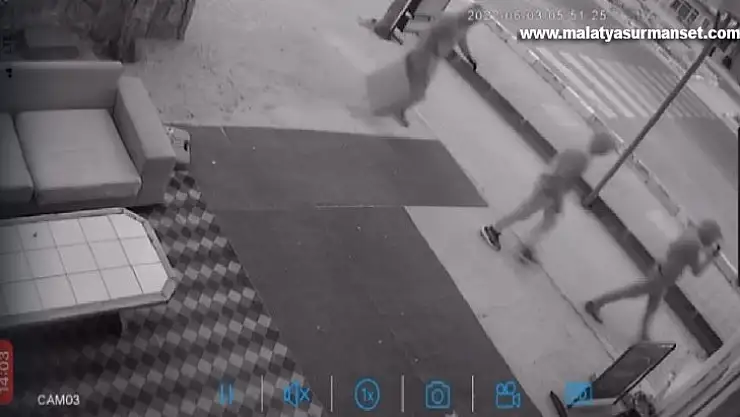 45 dakika boyunca hırsızlık yaptılar, kameraya el sallayarak oynadılar