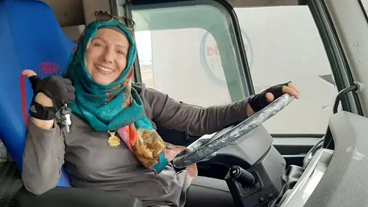 56 yaşındaki Dilek Demirtaş, dünyayı gezmek için tır ehliyeti aldı