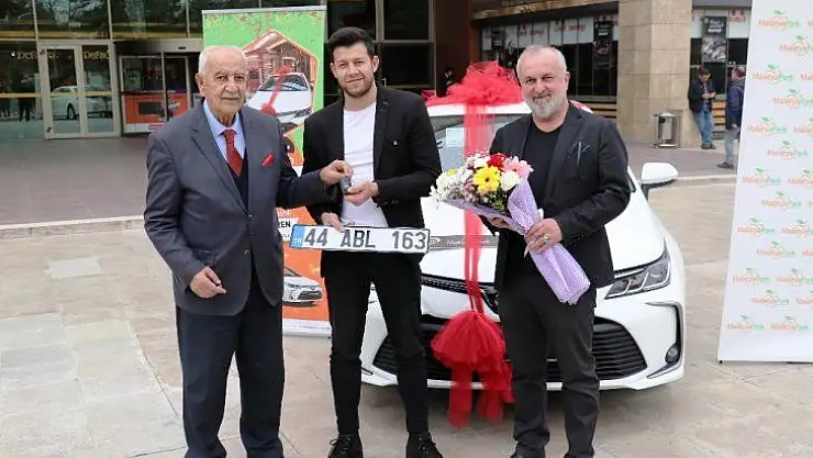 600 TL'lik alışveriş ile 200 bin TL değerindeki aracı kazandı