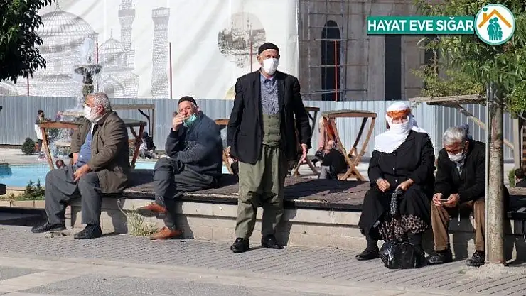 65 yaş üstü uyarılara rağmen evde durmuyor
