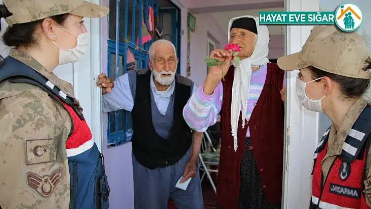65 yıllık evli  çiftin, Mehmetçikle 'Bayram Harçlığı' diyaloğu gülümsetti