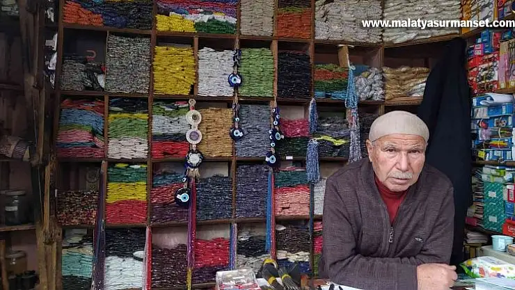72 yaşındaki Alaattin amca 57 yıldır boncukçuluk yaparak  geçimini sağlıyor