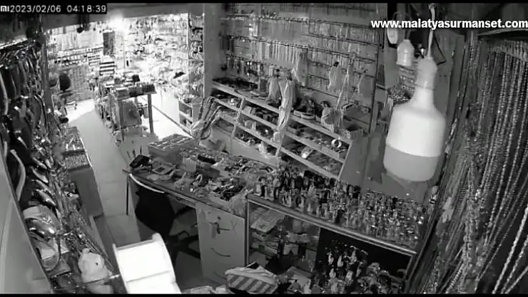 7.4'lük depremin şiddeti kameralara yansıdı