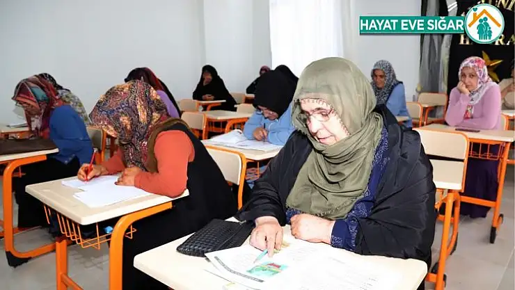 75 yaşında okuma yazma öğrenen Ayten nine mezun olmanın sevincini yaşadı