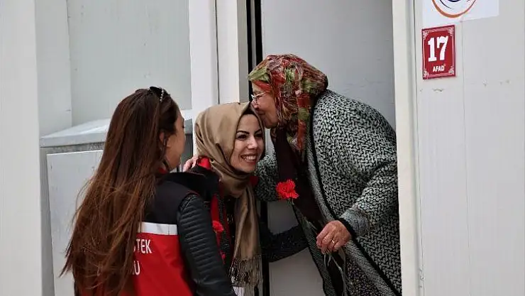 76 yaşındaki depremzede Naciye teyzeye Kadınlar Günü sürprizi