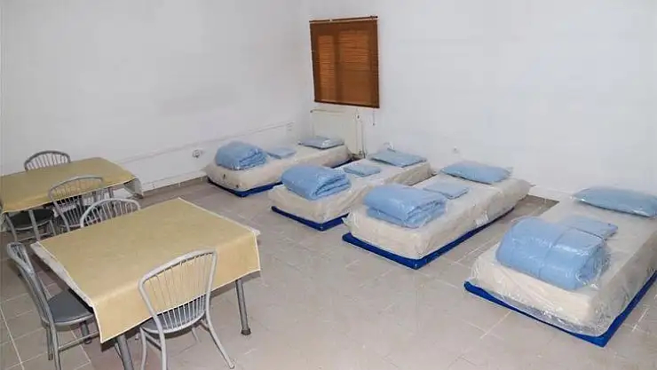 8'inci Kolordu Komutanlığı depremzedelere barınmaları için spor salonunu açtı