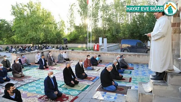 800 yıllık namazgâhta bayram namazı sevinci