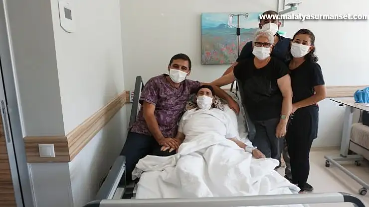 81 yaşındaki kadın ameliyat ile göğsündeki tümörden kurtuldu