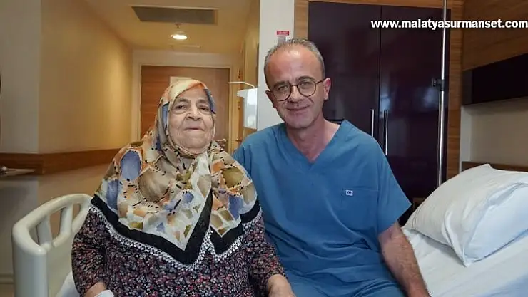 85 yaşındaki kadının rahminden 25 santimlik kitle çıkartıldı