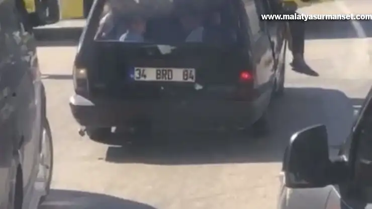 9 kişi otomobilde, bir kişi kaputun üzerinde yolculuk yaptılar