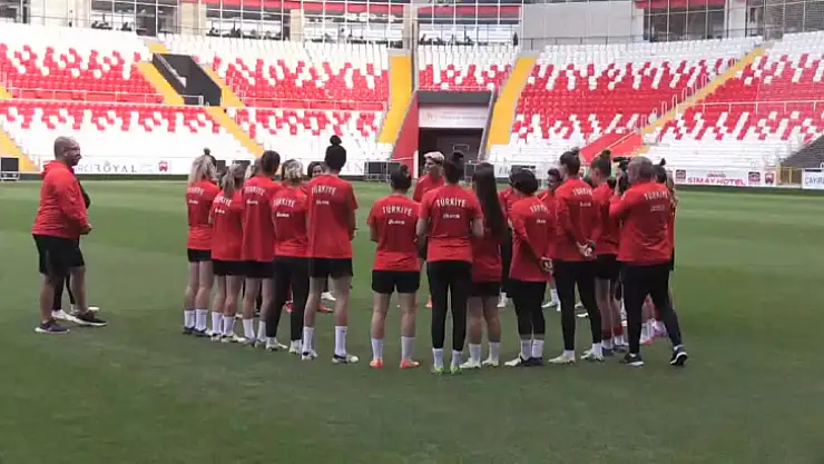 A Milli Kadın Futbol Takımı, Azerbaycan maçı hazırlıklarını tam kadro sürdürdü