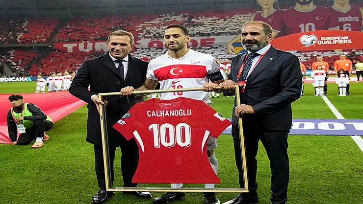 A Milli Takım'da 100. maçına çıkan Hakan Çalhanoğlu'na plaket