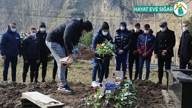 Abdullah Avcı ve futbolcular, Özkan Sümer'in mezarını ziyaret etti
