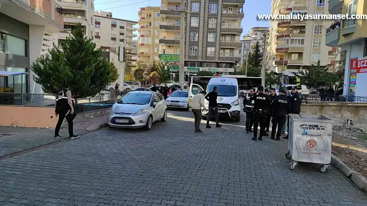 Ablasını sokak ortasında tüfekle vurarak öldürdü