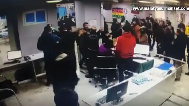Acil Servis'te hasta yakınlarından sağlık görevlilerine yumruklu saldırı