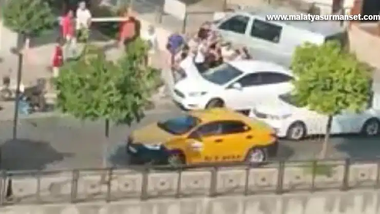 Adana'da sokak ortasında kavga saniye saniye görüntülendi