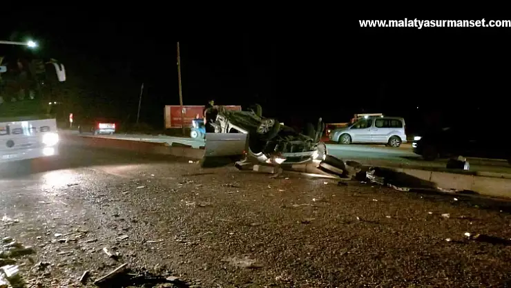Adana'da yolcu minibüsü ile otomobil çarpıştı: 13 yaralı