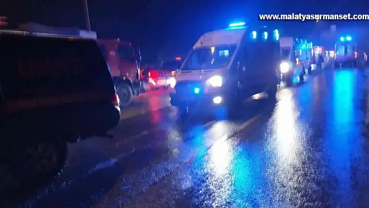 Adana Gaziantep otoyolu Nurdağı gişelerinde yolcu otobüsü şarampole yuvarlandı.  Kazada en az 20-25 kişi yaralandı.  Olay yerine çok sayıda polis, sağlık, İtfaiye ve Umke ekibi sevk edildi.