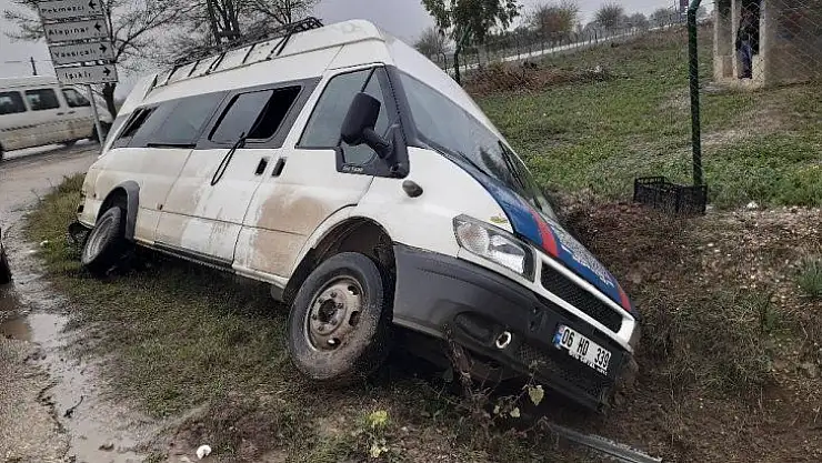 Adana'da tarım işçilerini taşıyan minibüs kaza yaptı  9 yaralı