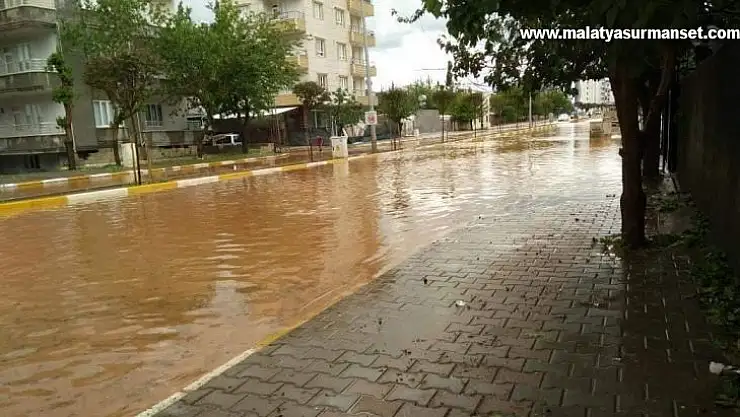 Adıyaman'da 10 dakikalık dolu ve yağmur, hayatı felç etti