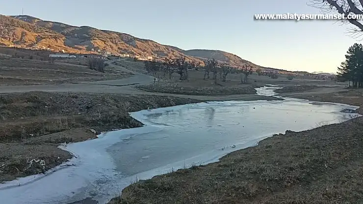 Adıyaman'da dereler buz tuttu