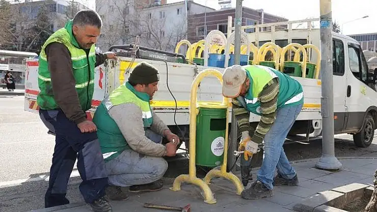 Adıyaman'da eskiyen çöp kovalarını yeniliyor