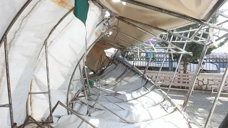 Adıyaman'da fırtına çadırları devirdi, tabelaları uçurdu