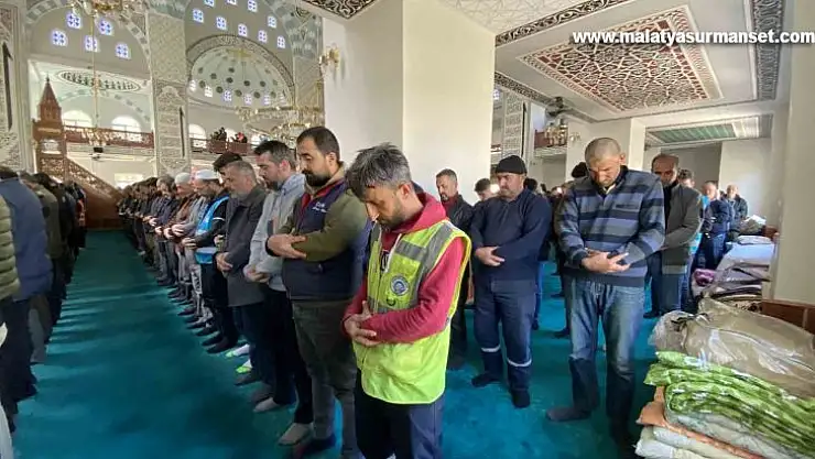 Adıyaman'da hasar görmeyen camilerde cuma namazı kılındı