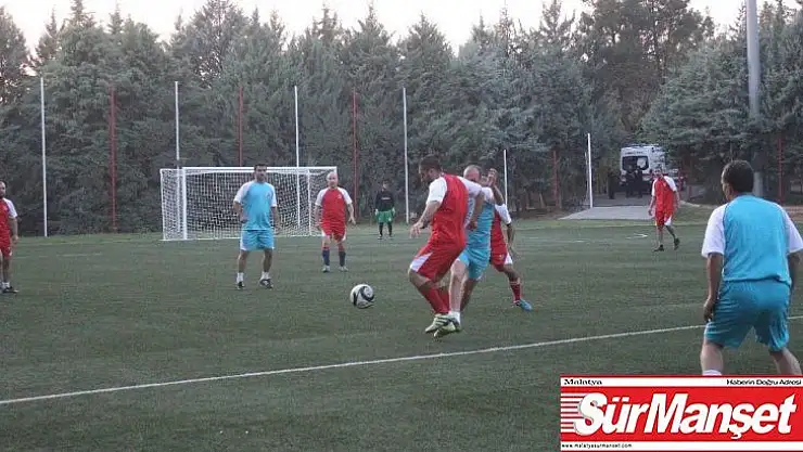 Adıyaman'da il protokolü ve hükümlüler kozlarını halı sahada paylaştı